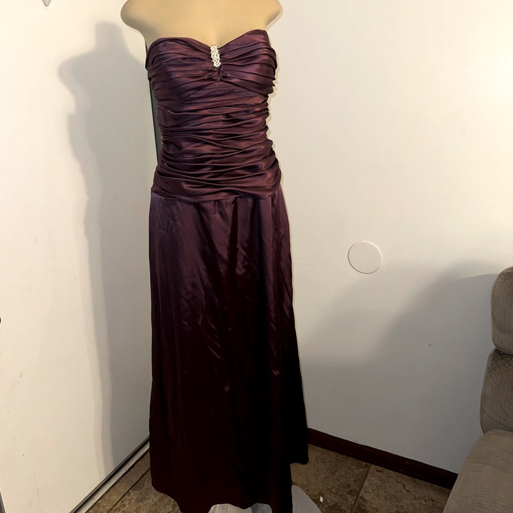Formal dress in a wine color long pleaded in the front